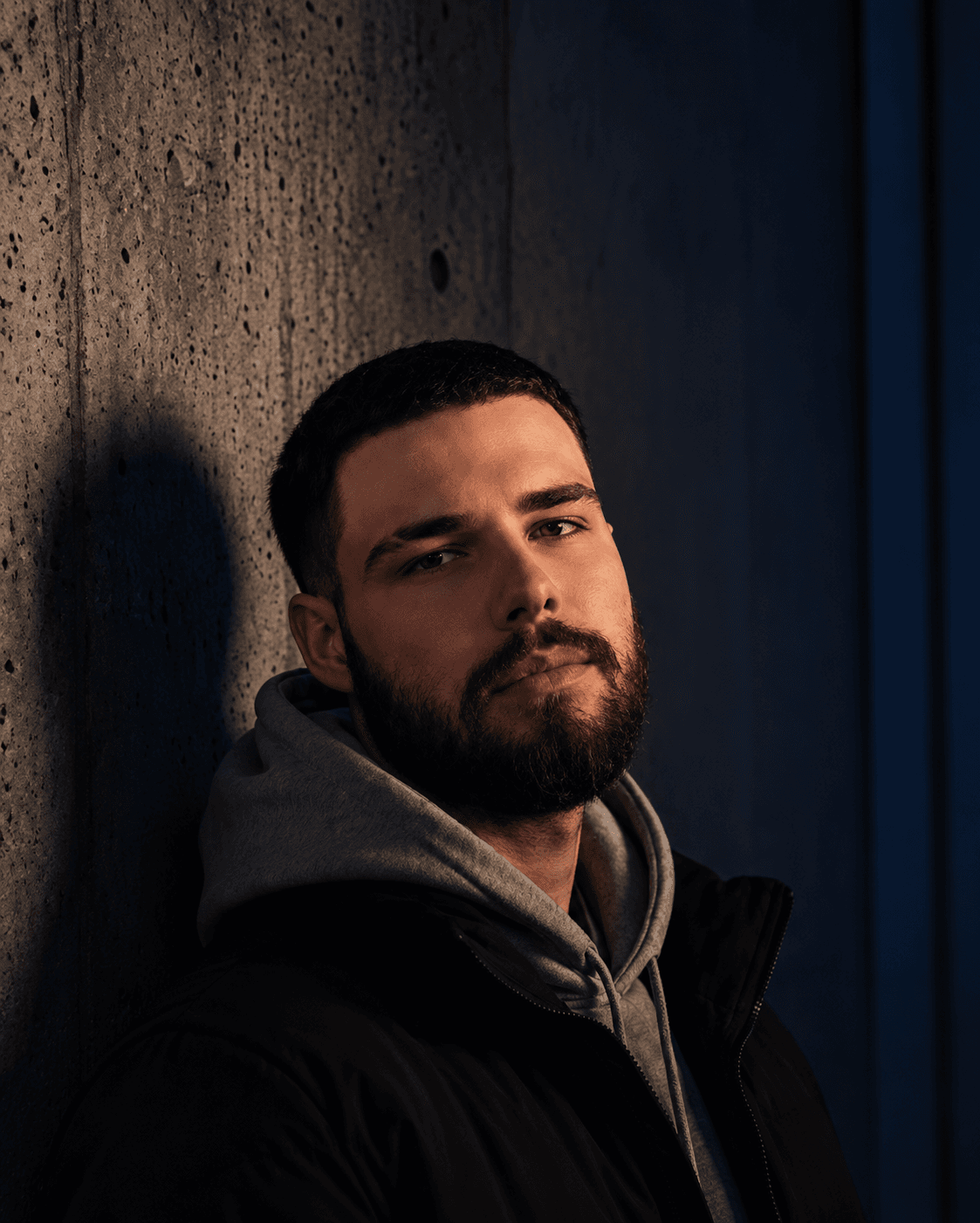 Luiz Fernando, fundador da Felizzetti Studios, em retrato com iluminação dramática